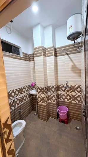 Premium Triple Room | Bathroom | Shower, free toiletries, towels, soap - Jamuna P Guest House (Varanasi)