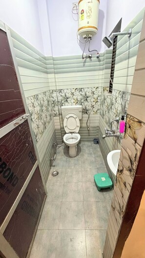 Shower, free toiletries, towels, soap - Jamuna P Guest House (Varanasi)