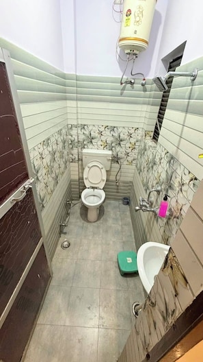 Habitación triple estándar | Baño | Regadera, amenidades de baño gratuitas, toallas, jabón