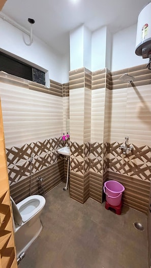 Premium Triple Room | Bathroom | Shower, free toiletries, towels, soap - Jamuna P Guest House (Varanasi)