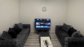 House, 4 Bedrooms | Living room