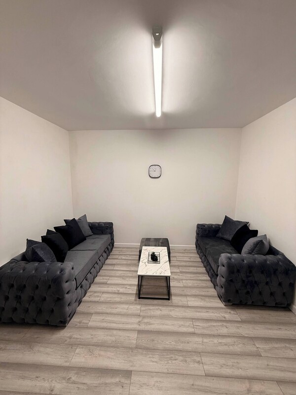 Stylish Dream Home With 4 En-suite Bedroom - Guernsey
