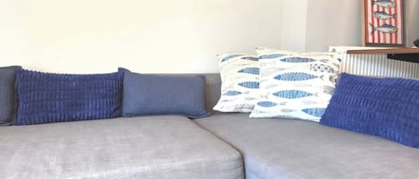 House, 2 Bedrooms, Patio | Living room