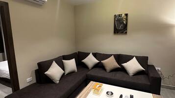 Apartment, 1 Bedroom, Accessible, Smoking | Living room
