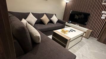 Apartment, 1 Bedroom, Accessible, Smoking | Living room