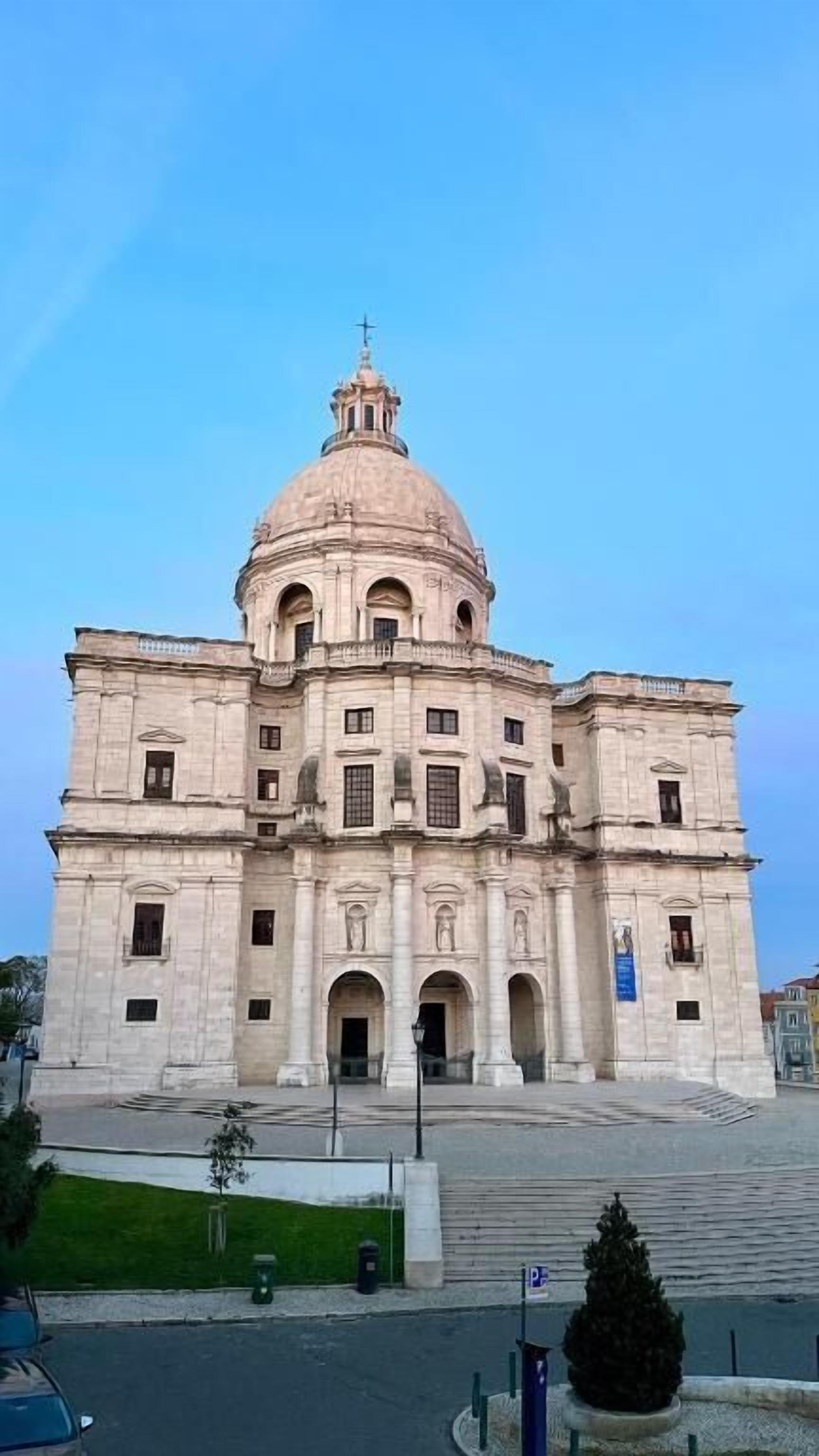 Un grand bâtiment historique doté d’un dôme imposant et de nombreuses arcades.