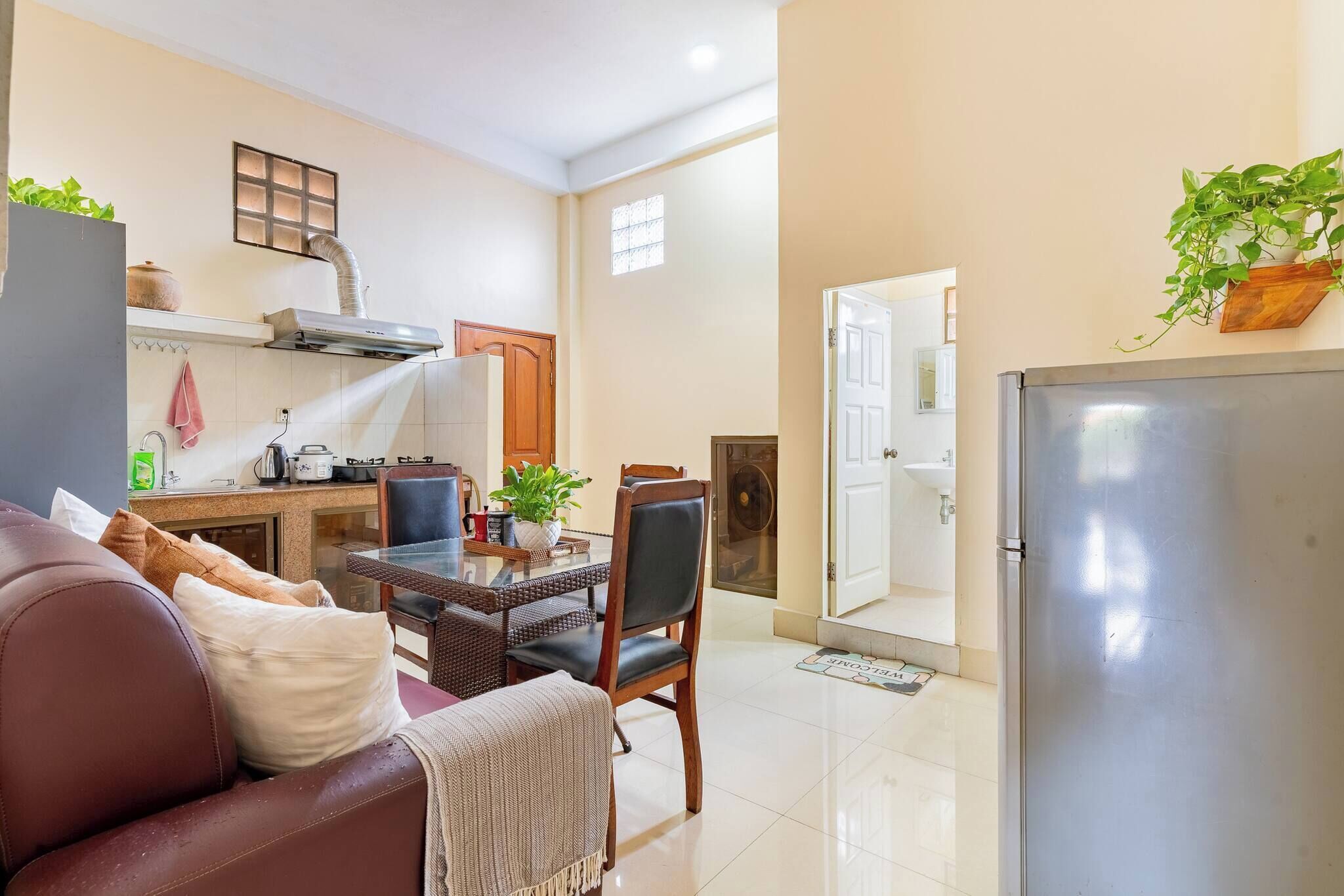 Apartment, 2 Bedrooms, Smoking, Balcony | Living room | Books