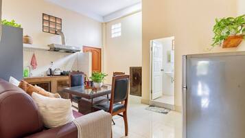 Apartment, 2 Bedrooms, Smoking, Balcony | Living room | Books