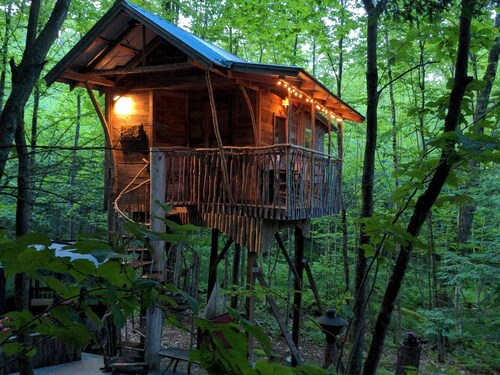 Charming Treehouse with Private Woodland Retreat near Saratoga Springs, Middle Grove, New York