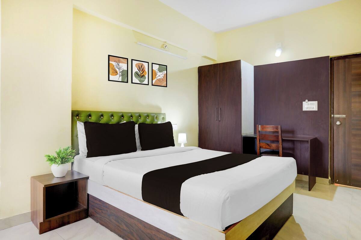 Escritorio, wifi gratis, ropa de cama