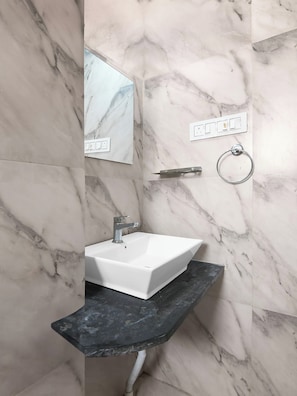 Suihku, ilmaiset hygieniatuotteet, pyyhkeet, saippua