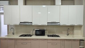 Single Room, City View | Private kitchen | Microwave