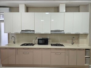 Single Room, City View | Private kitchen | Microwave - Vigo Care (Baku)