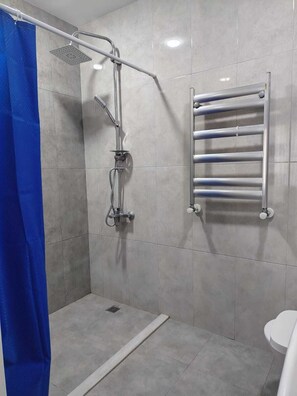 Single Room, City View | Bathroom | Shower, soap, shampoo, toilet paper - Vigo Care (Baku)