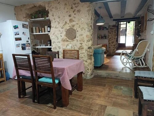 El Bosquet 1897. 2-Bedroom Vacation Rental. We are pet-friendly.