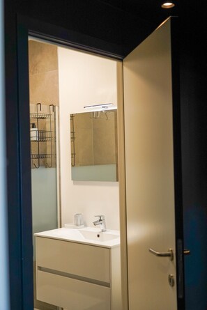 Douche, serviettes fournies, savon, papier toilette