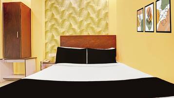 Classic Room | Desk, WiFi (free), bed sheets