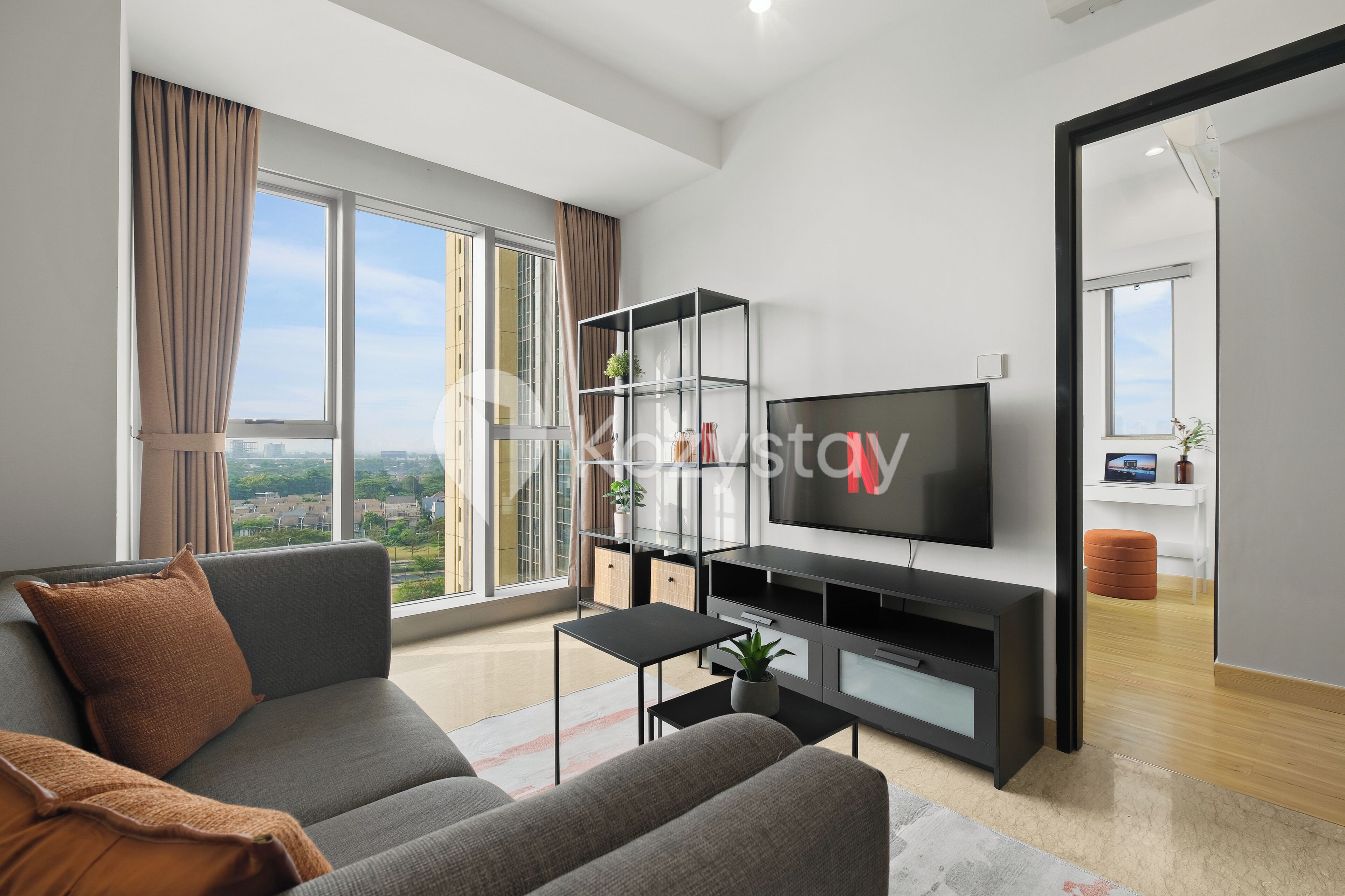 Appartamento, 1 camera da letto, vista città | Area soggiorno | Smart TV 43 pollici con canali via cavo, Netflix, servizi in streaming