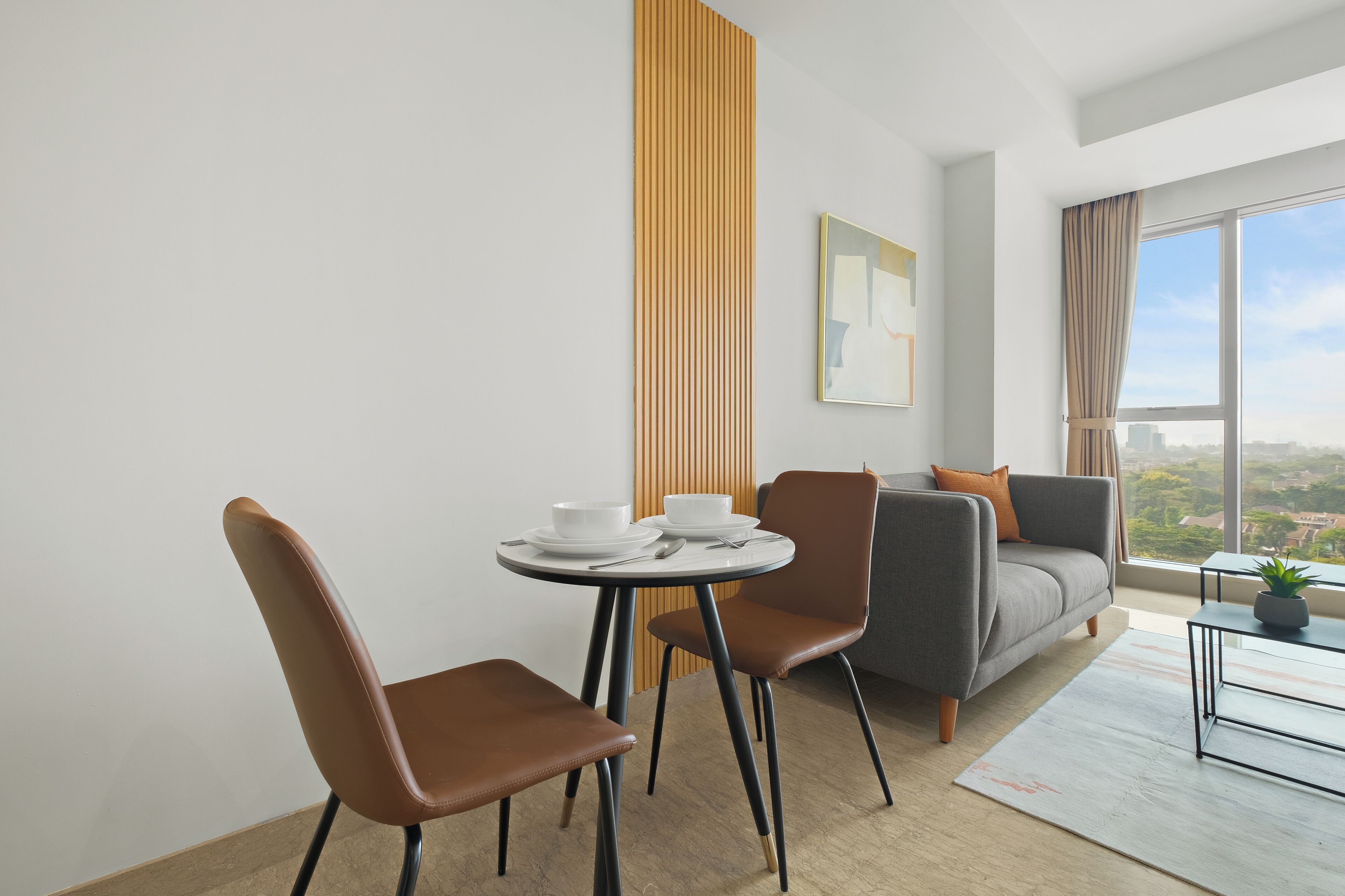 Uma sala de estar moderna com área de jantar, um sofá e uma grande janela com vista para a cidade.