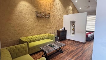 Phòng đôi Deluxe, quang cảnh thành phố | Bàn, truy cập Internet không dây miễn phí