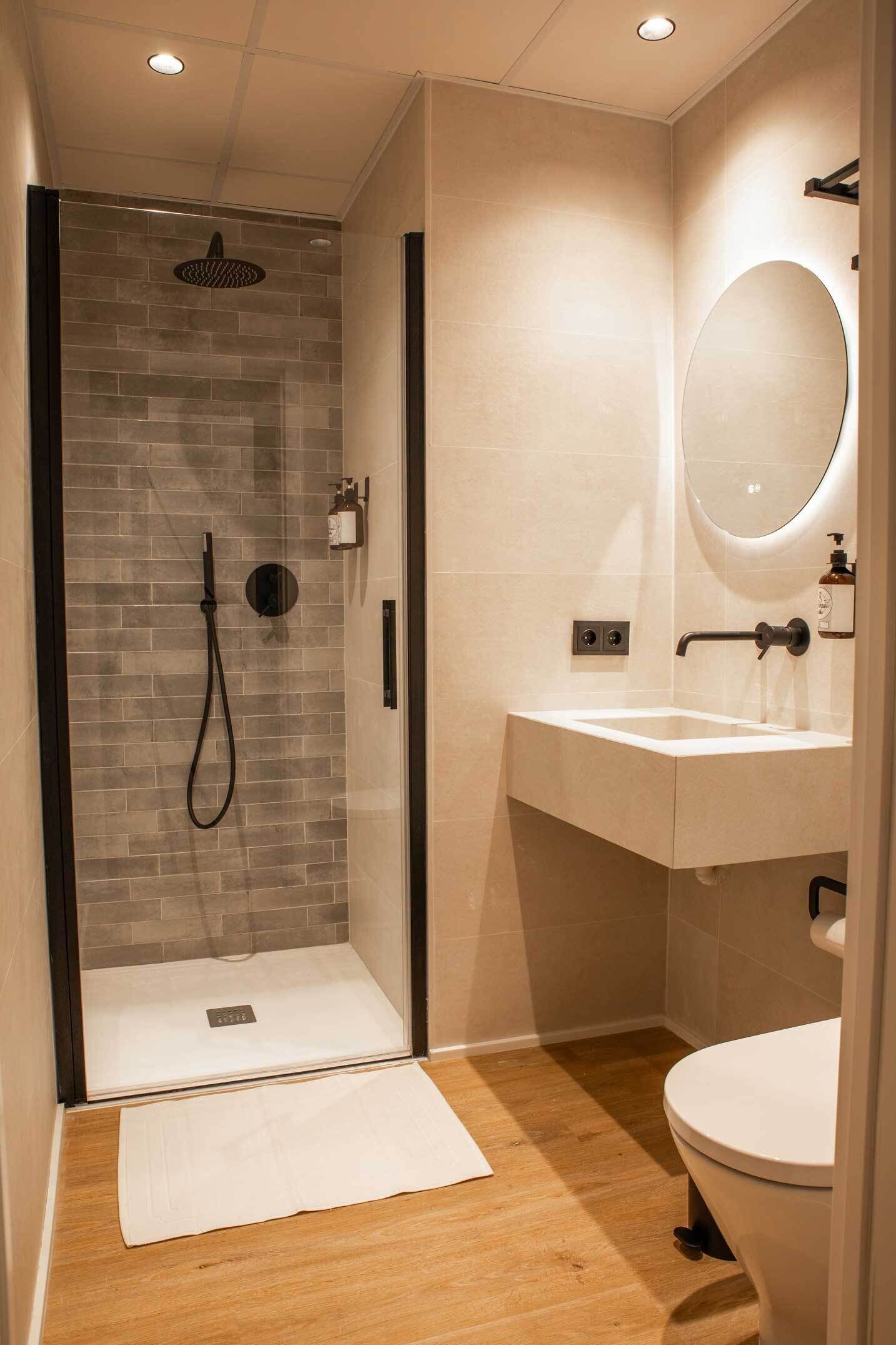 Tweepersoonskamer | Badkamer | Gratis toiletartikelen, handdoeken, zeep, toiletpapier