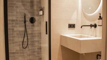 Tweepersoonskamer | Badkamer | Gratis toiletartikelen, handdoeken, zeep, toiletpapier