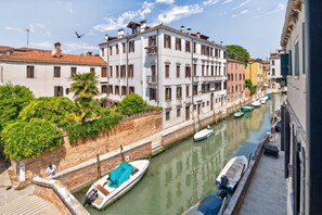 Unclassified image, 4 of 48, button - Elegance and comfort in the heart of Venice – Canal view in Dorsoduro (Venice)