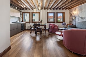 Unclassified image, 5 of 48, button - Elegance and comfort in the heart of Venice – Canal view in Dorsoduro (Venice)