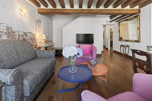 Living area - Elegance and comfort in the heart of Venice – Canal view in Dorsoduro (Venice)