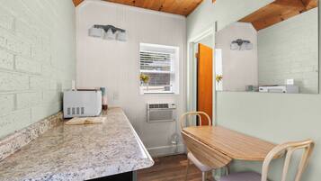 Classic Cabin, Multiple Beds, Non Smoking | Dining
