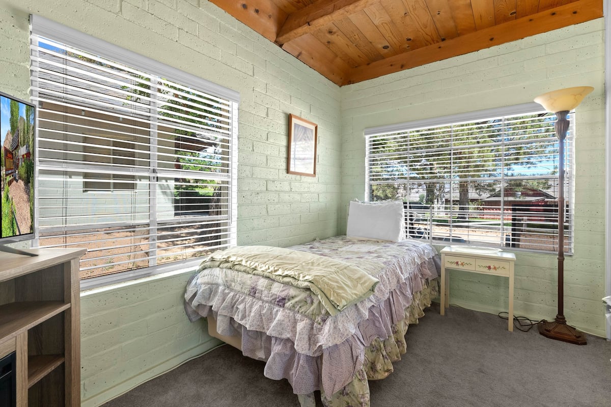 Classic Cabin, Multiple Beds, Non Smoking | Desk, iron/ironing board, WiFi (free)