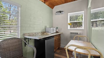 Cabaña clásica, varias camas, para no fumadores | Cocina privada | Refrigerador, microondas, horno y parrilla de estufa