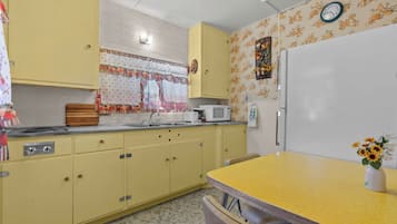 Cabana standard, 1 cama Queen | Cozinha privada | Geladeira, micro-ondas, fogão, cooktop