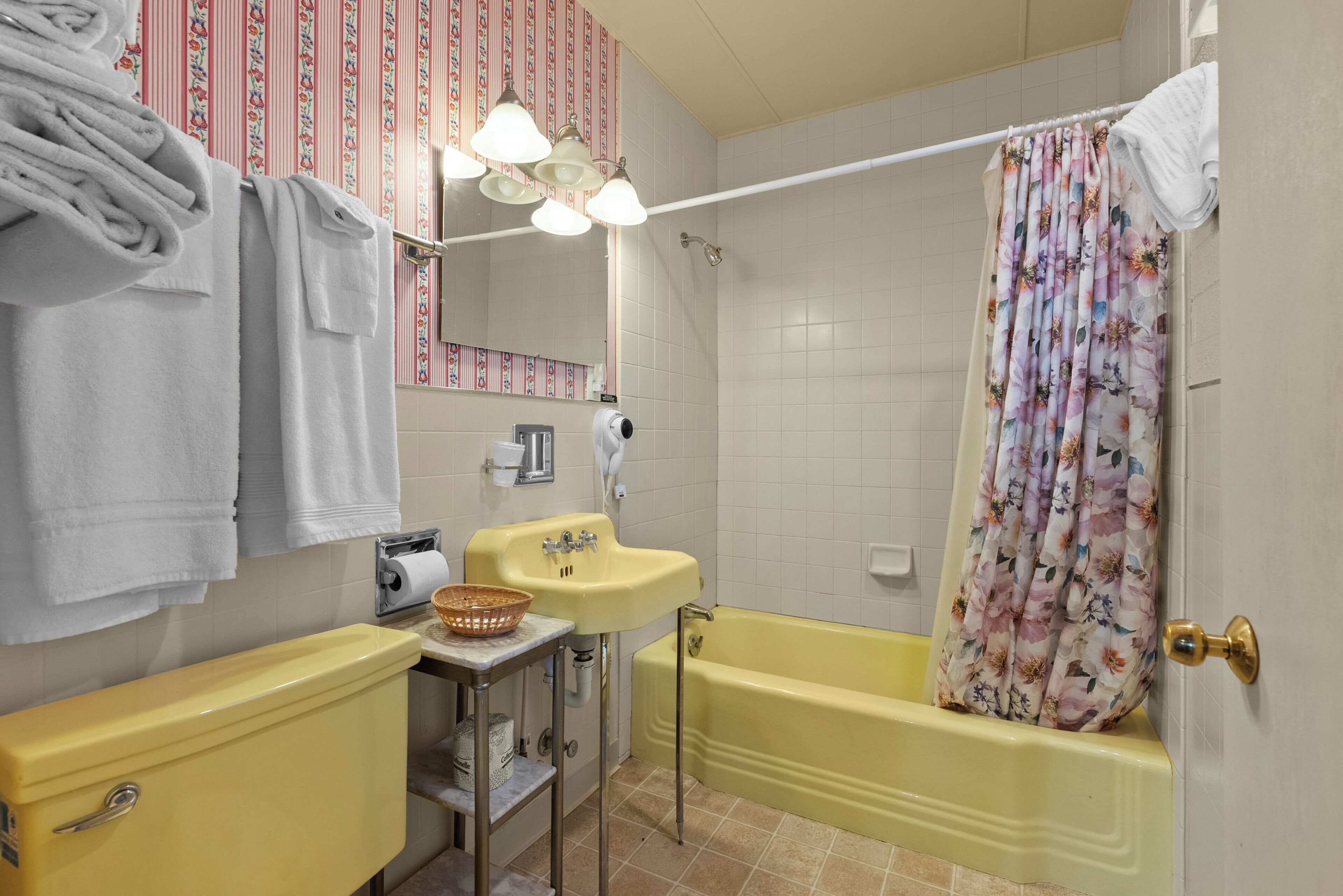 Deluxe Cabin, 2 Queen Beds, Non Smoking, Garden View | Bathroom | Shower, hair dryer, towels, soap