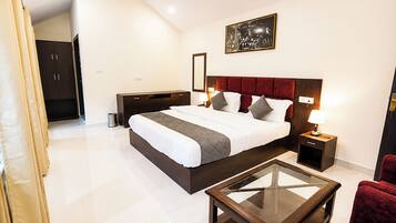 Hypo-allergenic bedding, desk, soundproofing, free WiFi