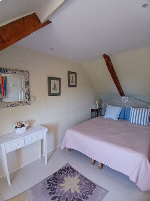 Room - Vrbo Property (Mellionnec)