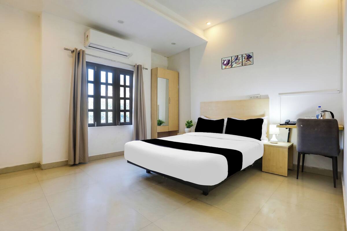 Escritorio, wifi gratis y ropa de cama 