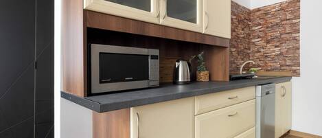 Fridge, microwave, stovetop, dishwasher