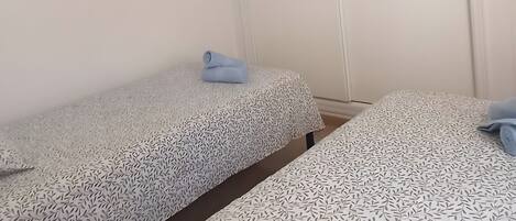 3 habitaciones, tabla de planchar con plancha, wifi y ropa de cama