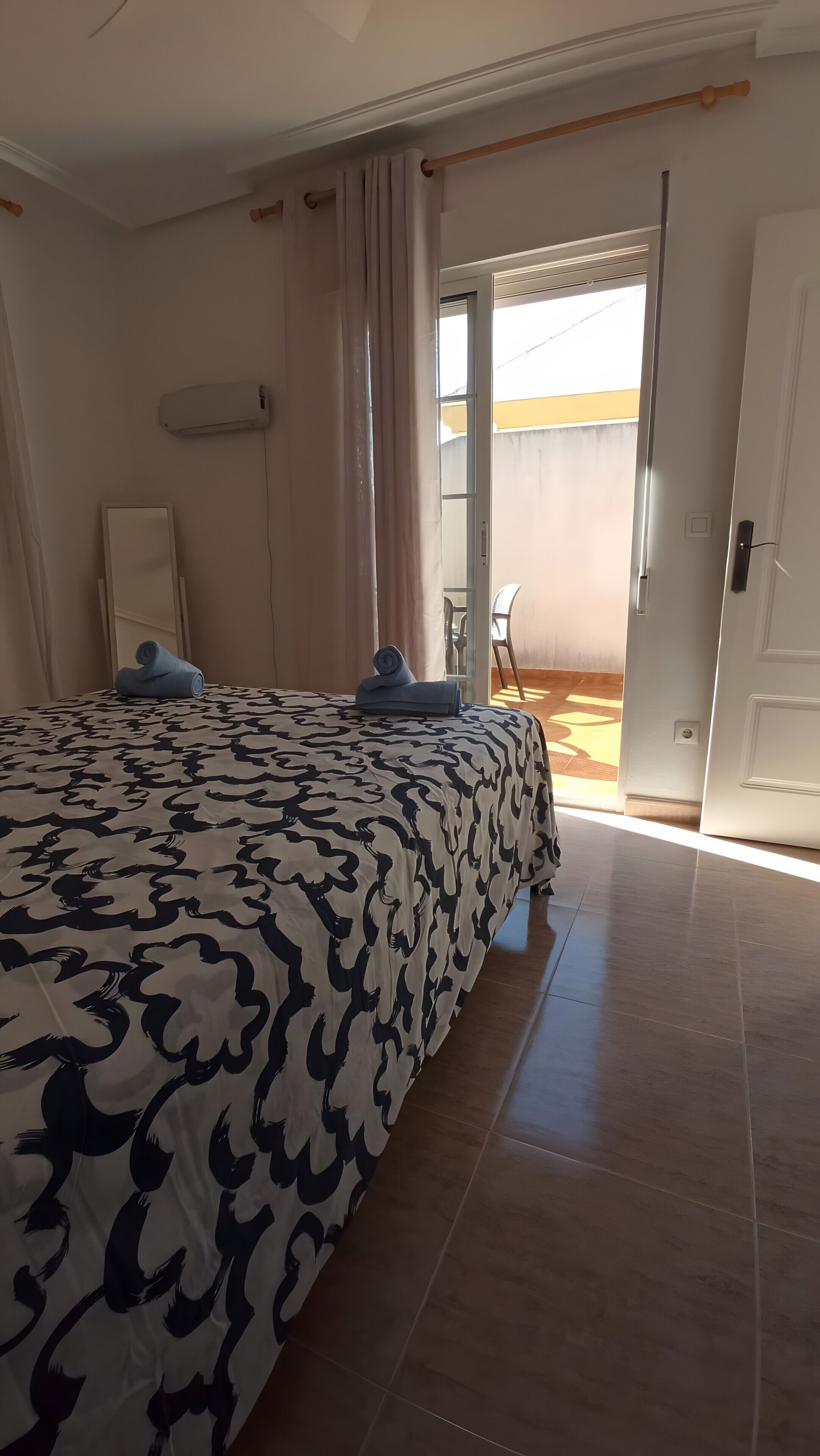 3 slaapkamers, een strijkplank/strijkijzer, wifi, beddengoed