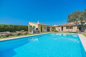 Villa | Alberca | Alberca techada y alberca al aire libre