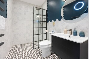Hårtork, handdukar, tvål och toalettpapper