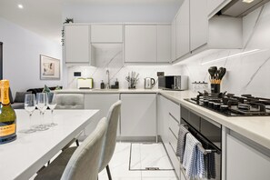 Kühlschrank, Mikrowelle, Ofen, Herdplatte