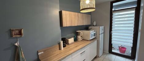 Cafetière/bouilloire, réfrigérateur, micro-ondes, plaque de cuisson