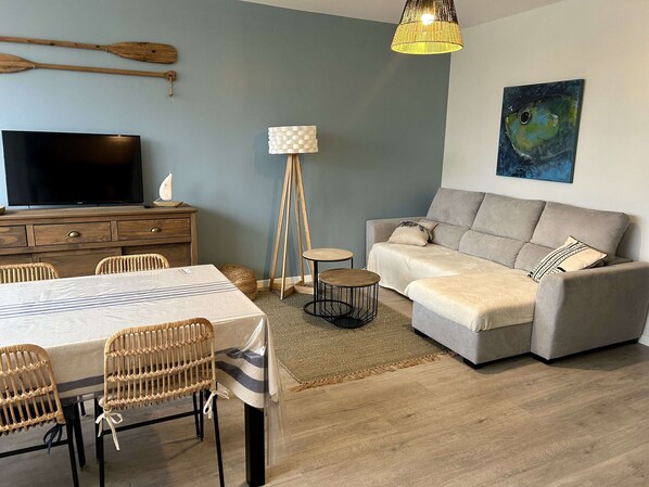 Living area - Renovated T3 apartment with AC - Balaruc (Balaruc-les-Bains)