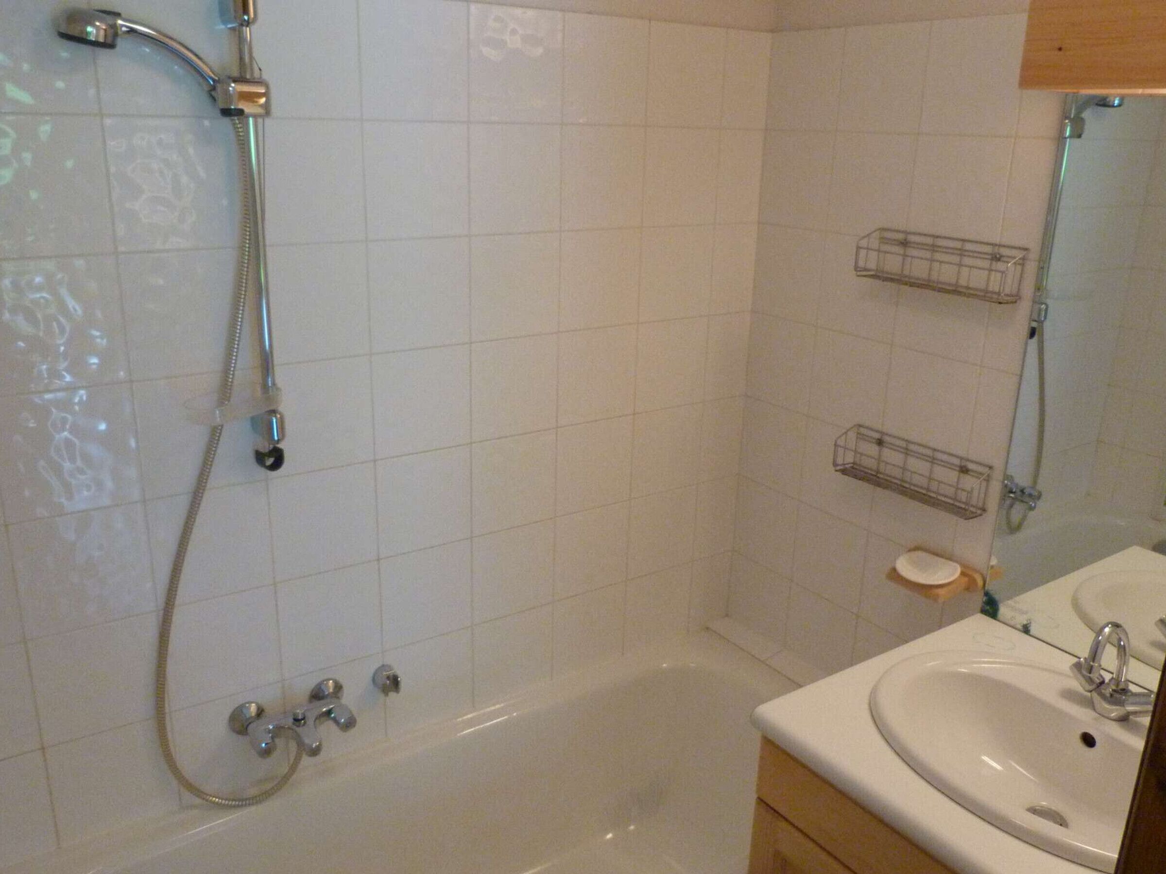 Ein Badezimmer mit Badewanne, Dusche und Waschbecken.