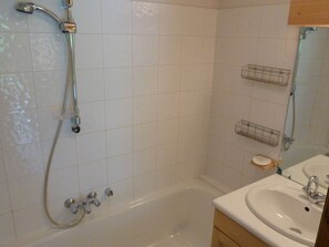 Ein Badezimmer mit Badewanne, Dusche und Waschbecken.