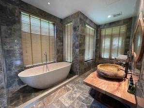 Luxury Suite, Balcony, Mountain View | Bathroom | Shower, free toiletries, hair dryer, slippers - Pu Luong Eco Garden (Pù Luông)