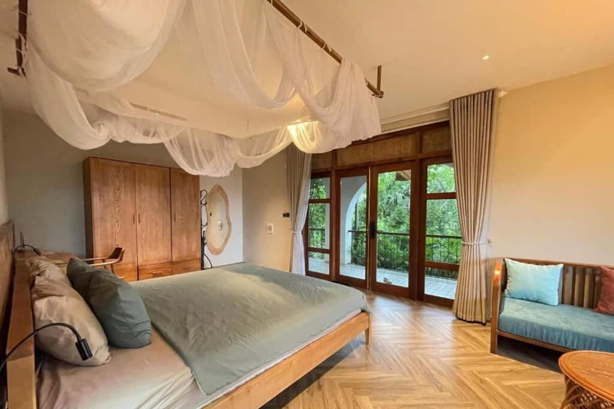 Luxury Suite, Balcony, Mountain View | Desk, blackout curtains, iron/ironing board (on request), free WiFi