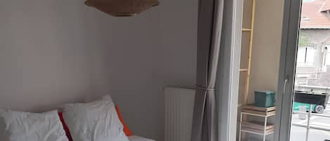 1 chambre, fer et planche à repasser